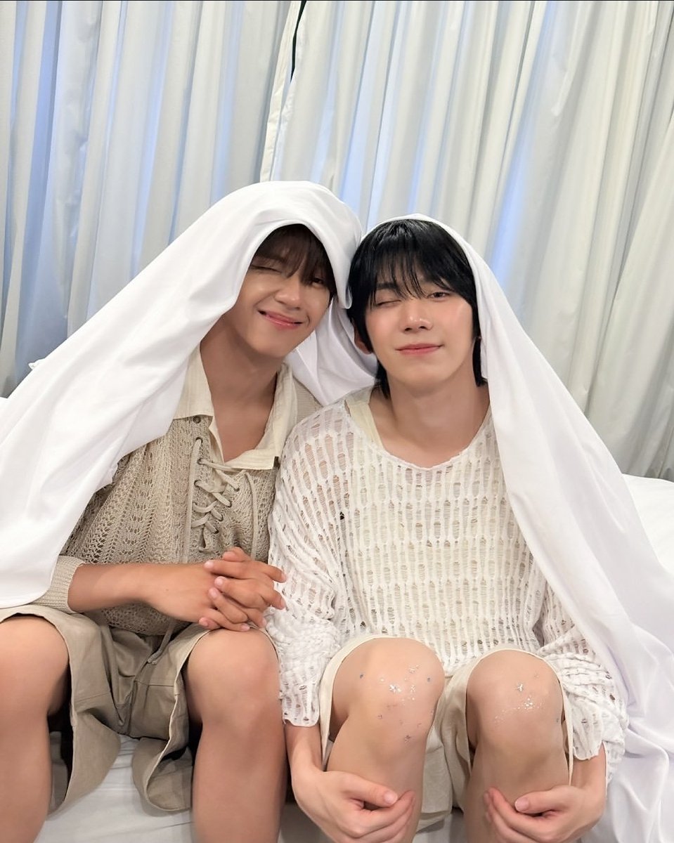jenabejoyful's tweet photo. mabuhay ang bagong kasal! 👰🏻‍♀️ At dahil dyan pa-GA tayo hahahahaha

AHOF WHO WE ARE Jewel ver (random cover)
☁️ 3 winners
☁️ winners will shoulder local SF

Mechanics:
💛 Follow @AHOF_official 
💛 RT and Like this post
💛 Ends on June 27 (Fri) 11:59pm KST
💛 BAHALA NA KAYO MAGREPLY NG GUSTO NIYO GUYS basta may tags nung dalawa hehe
👇🏻
#AHOF #아홉
#HAN #박한 
#JL #제이엘