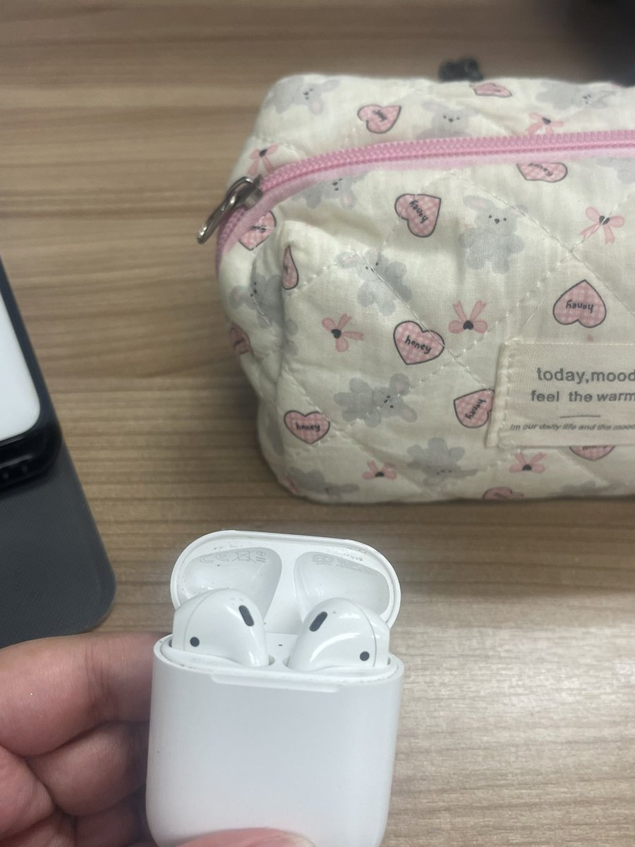 alixieq1's tweet photo. ขาย air pods gen2 เสียงดีทั้งสองข้างค่ะ แบตดีอยู่มีรอยตามการใช้งาน 1,000 ส่งฟรีค่ะ 
#AirPods #ขาย #มือสอง #Apple https://t.co/ww8SxSHrrb