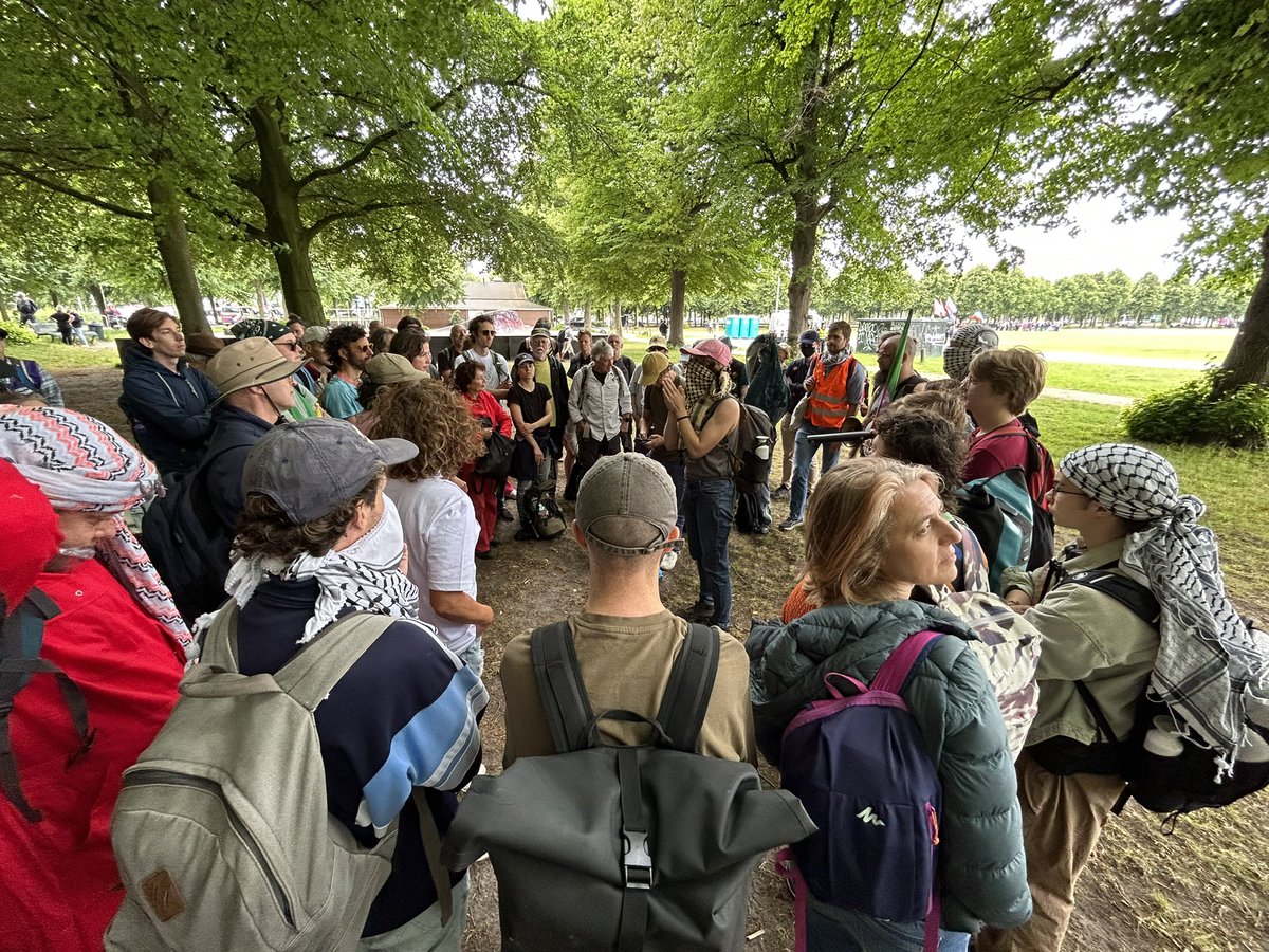 olthof_tom's tweet image. Extincion Rebellion spreekt de laatste punten door alvorens zij de A12 gaan proberen te blokkeren. Een enorme politiemacht staat op ze te wachten.
#navo #A12