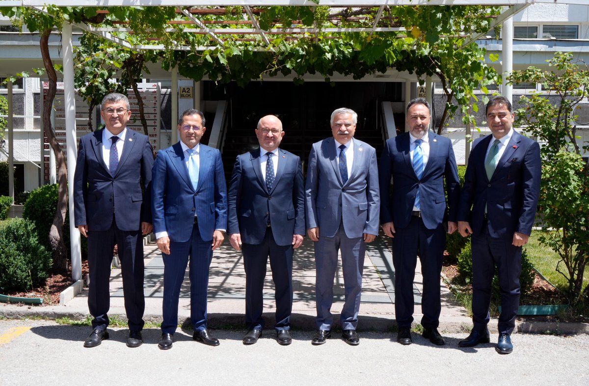 mhakanozer's tweet photo. 📍TSE 

Milletvekillerimizle birlikte Türk Standartları Enstitüsü Başkanımız Sn. Mahmut Sami ŞAHİN'e (@m_samisahin) yeni dönemi için hayırlı olsun ziyaretinde bulunduk.

Başkanımıza nazik ev sahipliği için teşekkür ediyor, çalışmalarında başarılar ve kolaylıklar diliyorum. https://t.co/Chs25qYQzx
