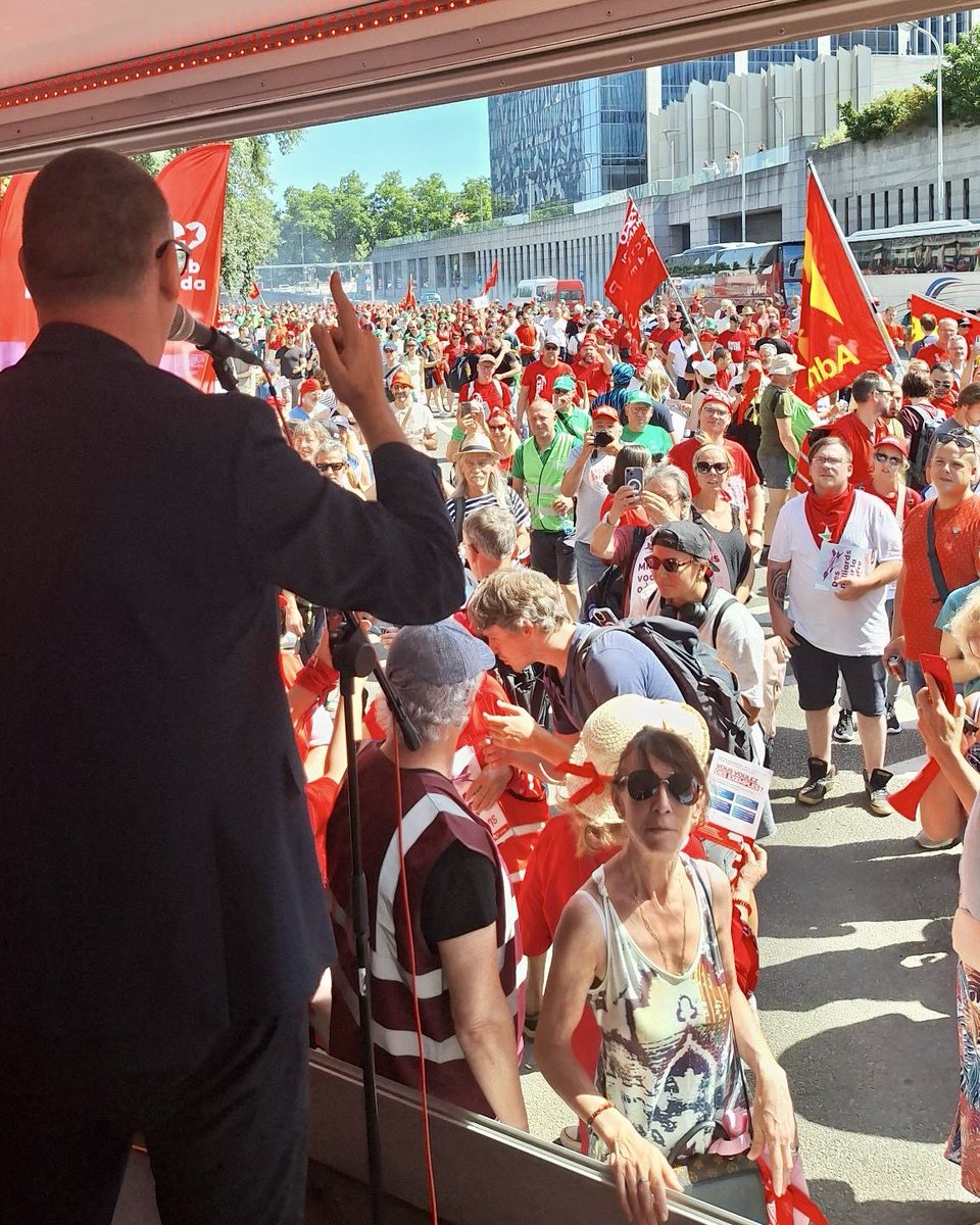 En direct de la manifestation nationale des syndicats contre la casse sociale de l'Arizona. Tout mon soutien à leur lutte. Faire travailler les gens jusqu'à 67 ans est infaisable. Non au vol de nos pensions et pas un euro en plus pour les armes et la guerre. On lâche rien.