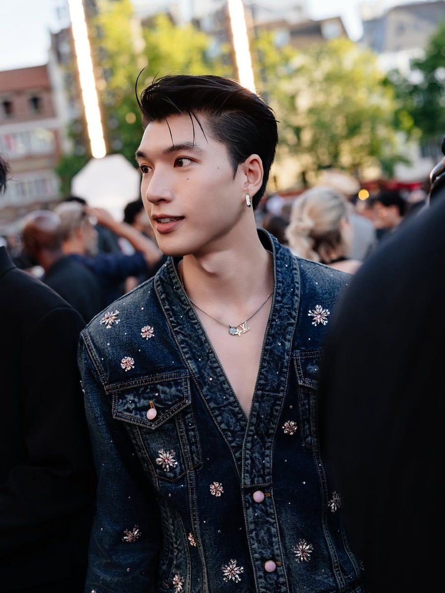 tra_my09's tweet photo. Not just a fit. It’s HIEUTHUHAI in full form — framed by LV
@LouisVuitton 
HIEUTHUHAI in Paris for LVMenSS26
#HIEUTHUHAIxLVMenSS26 https://t.co/6N2DWzVtgn