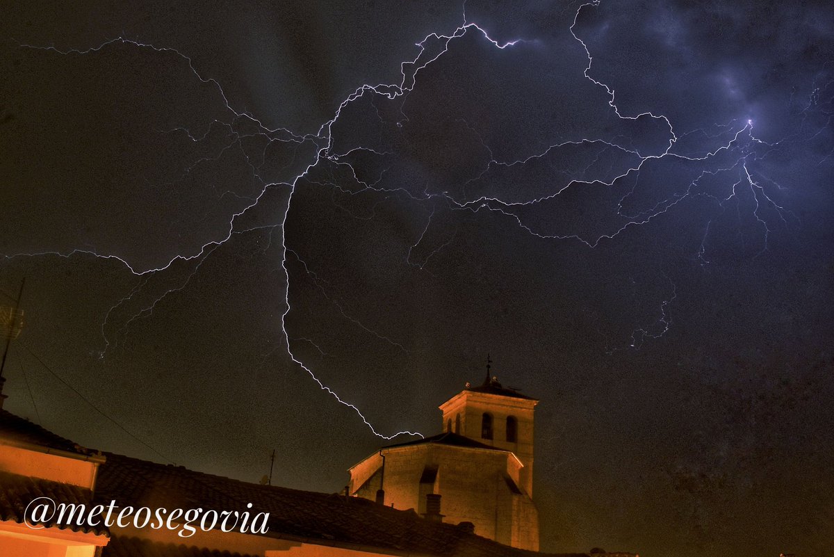 Rayo de las tormentas de madrugada en #Segovia.