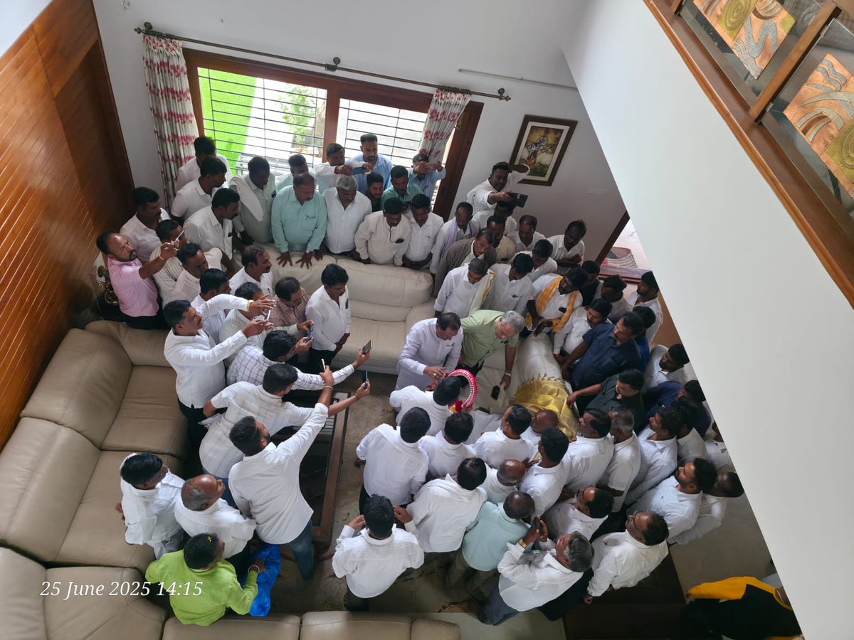 ಮಾಜಿ ಪ್ರಧಾನಮಂತ್ರಿಗಳಾದ ಸನ್ಮಾನ್ಯ ಶ್ರೀ  <a href="/H_D_Devegowda/">H D Devegowda</a> ಅವರ ನಿವಾಸಕ್ಕೆ ಇಂದು ಕಾಡುಗೊಲ್ಲ ಸಮುದಾಯದ ನಿಯೋಗವು ಭೇಟಿ ನೀಡಿ, ಹಿಂದುಳಿದಿರುವ ಕಾಡುಗೊಲ್ಲ ಸಮುದಾಯವನ್ನು ಪರಿಶಿಷ್ಟ ಪಂಗಡದ ಪಟ್ಟಿಗೆ (ST) ಸೇರಿಸುವಂತೆ ಕೇಂದ್ರ ಸರ್ಕಾರದ ಬಳಿ ಚರ್ಚಿಸುವಂತೆ ಮನವಿ ಮಾಡಿದರು. 

 ಈ ಸಂದರ್ಭದಲ್ಲಿ  ಶಾಸಕಾಂಗ ಪಕ್ಷದ ನಾಯಕರಾದ ಶ್ರೀ ಸುರೇಶ್