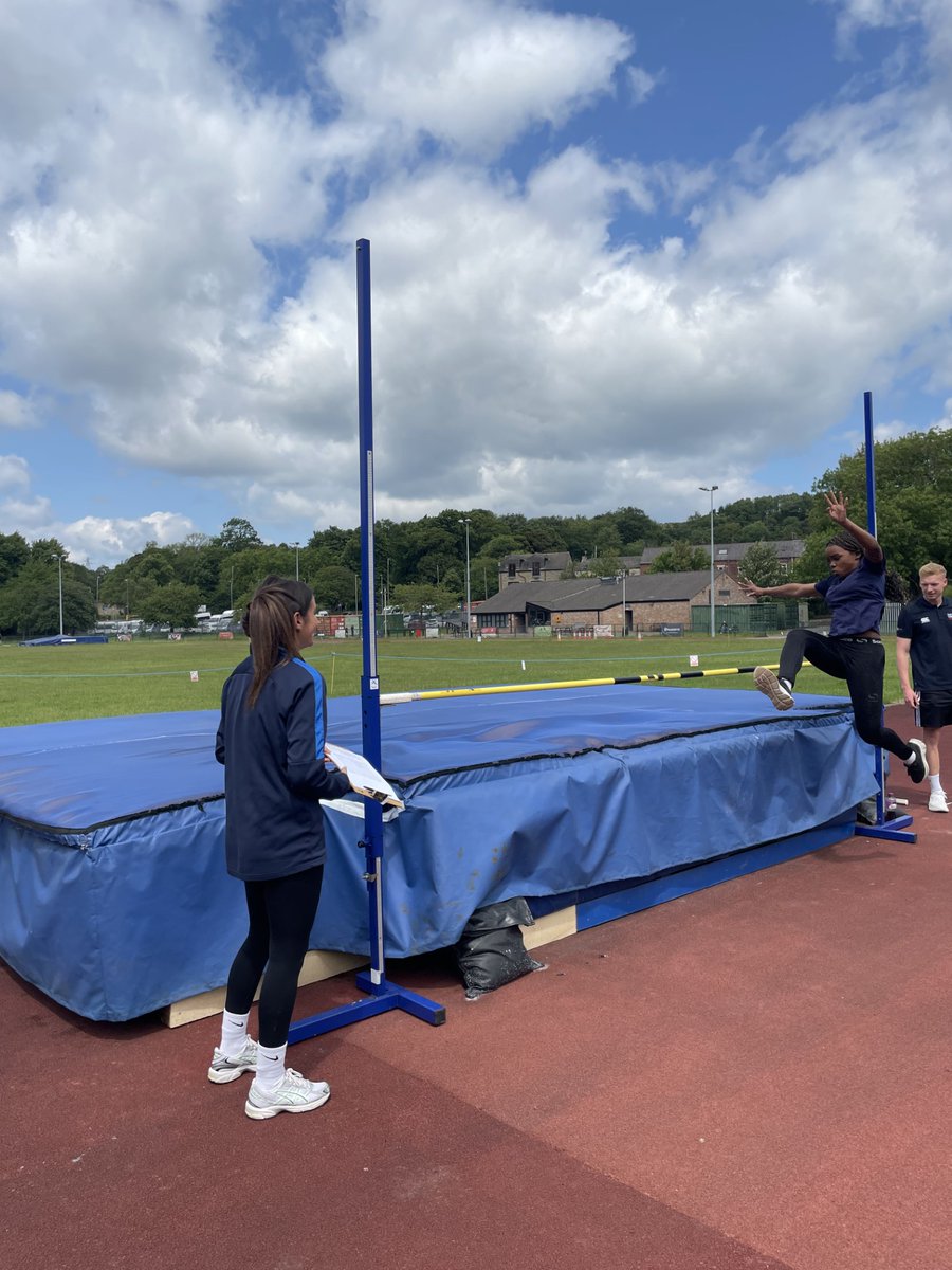 CastleHall_PE's tweet image. On Tuesday 10th June we took 13 Year 9 students to the Kirklees Athletics Championships, we had a handful of 4th and 5th place results. But the biggest shout out goes to Estee for finish 3rd in High Jump with a score of 1.2m! Well done🥉🏃‍♂️#developingcharacter #raisingaspirations
