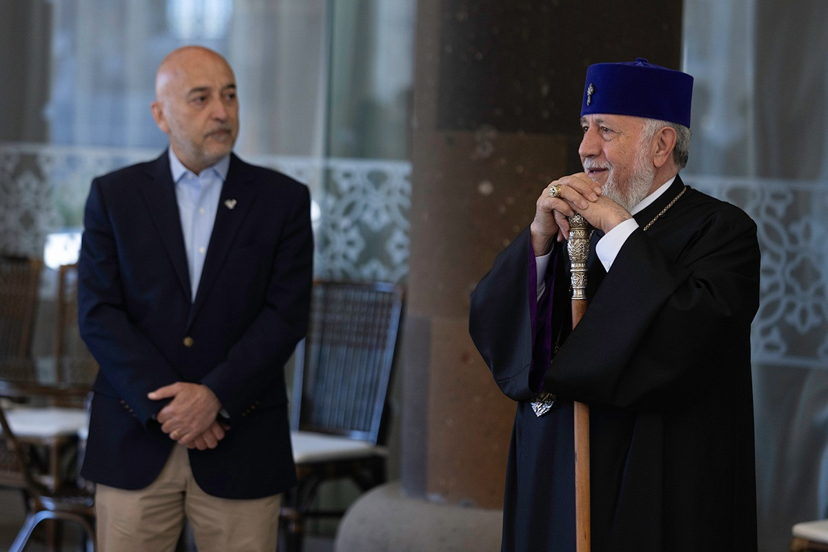 HolyEtchmiadzin's tweet photo. On June 25, His Holiness Karekin II received 64 diasporan #youth at the Mother See of #HolyEtchmiadzin—participants of AGBU Global Leadership &amp; Discover #Armenia programs—strengthening their bond with the homeland and its spiritual-cultural heritage #AGBU
https://t.co/OtHEKwMmj4 https://t.co/G2VbraLuEv