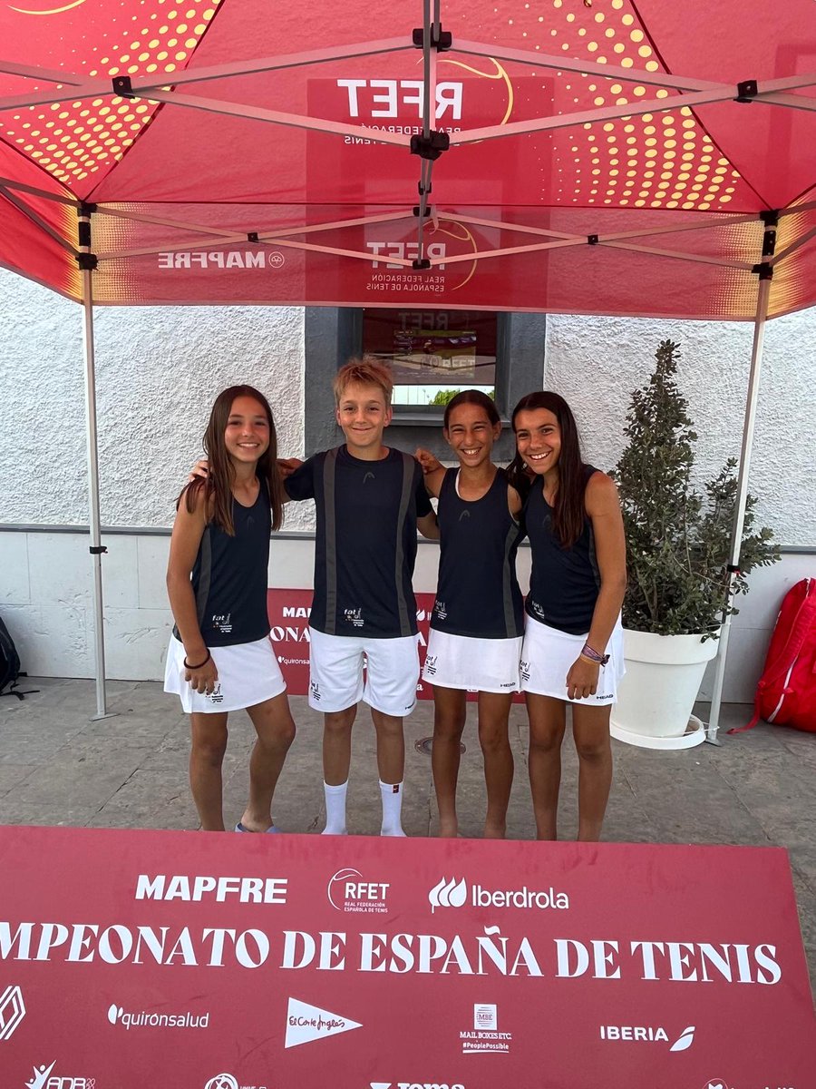 Gran experiencia para nuestros alevines en el Campeonato de España. Sus sonrisas lo dicen todo. ¡¡ENHORABUENA POR VUESTRA PARTICIPACIÓN!!

<a href="/adrianbotiza/">adrianbotiza</a> 
@kiaautosalduba 
@halconviajesgoya 
<a href="/WilsonTenisEsp/">Wilson Tenis España</a>
