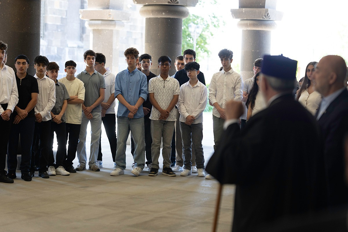 HolyEtchmiadzin's tweet photo. On June 25, His Holiness Karekin II received 64 diasporan #youth at the Mother See of #HolyEtchmiadzin—participants of AGBU Global Leadership &amp; Discover #Armenia programs—strengthening their bond with the homeland and its spiritual-cultural heritage #AGBU
https://t.co/OtHEKwMmj4 https://t.co/G2VbraLuEv