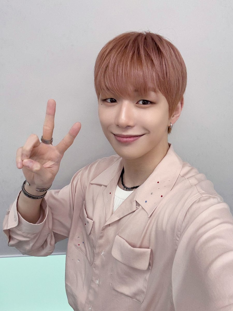 kd_officialx's tweet photo. [📸] 250625 <얼굴보고 얘기해> 완료🩷

#강다니엘 #KANGDANIEL
#Glow_to_Haze #Episode
#얼굴보고얘기해 https://t.co/9dk19Ci5q0