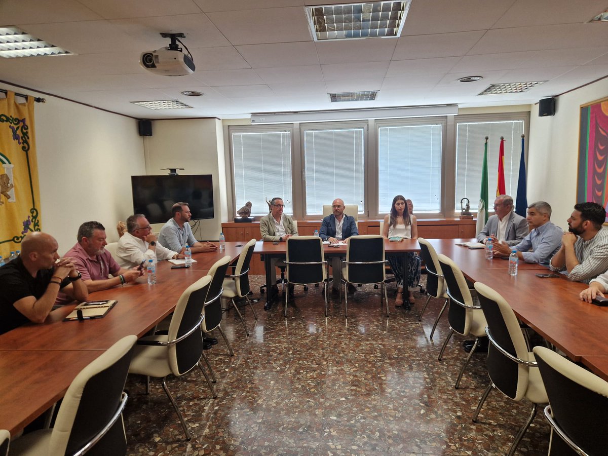 MalagaJunta's tweet photo. .@EducaAnd creará un nuevo ciclo formativo de FP de grado básico de Agro-jardinería para el curso 2026/27 en el IES Valle del #Genal.
@Miguel_Briones_ y Florentino Santos han presentado hoy a los alcaldes de Valle del Genal y del Guadiaro el rediseño de la oferta de FP. https://t.co/kBsOlAFfjN