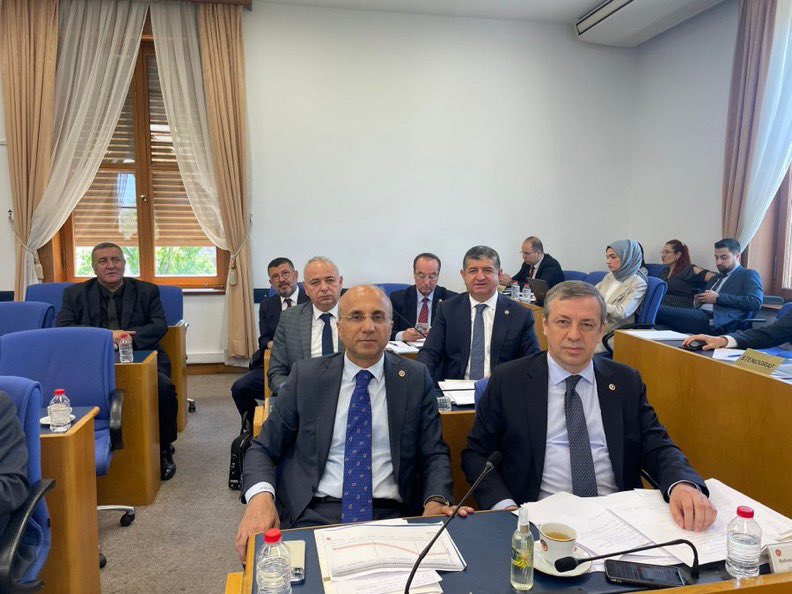 ratureli's tweet photo. TBMM Plan ve Bütçe Komisyonu’nda bazı vergi  düzenlemelerine ilişkin torba kanun teklifini görüşüyoruz.

Kanun teklifi ile getirilen vergi düzenlemelerinde hiçbir reform perspektifi olmadığı gibi, vergi adaletini sağlamaya yönelik hiçbir düzenleme de yok. 

Kamuoyunda çalışanların ve emeklilerin ekonomik durumlarının düzeltilmesi, ücretlerinde ve mali haklarında ciddi artışların olması beklenirken bu konular iktidarın gündeminde değil.

Gelir dağılımındaki adaletsizlik ve yoksulluk bir kader değil. 

İktidarın siyasi  tercihlerinin ve uygulamalarının ortaya çıkardığı somut bir sonuç…