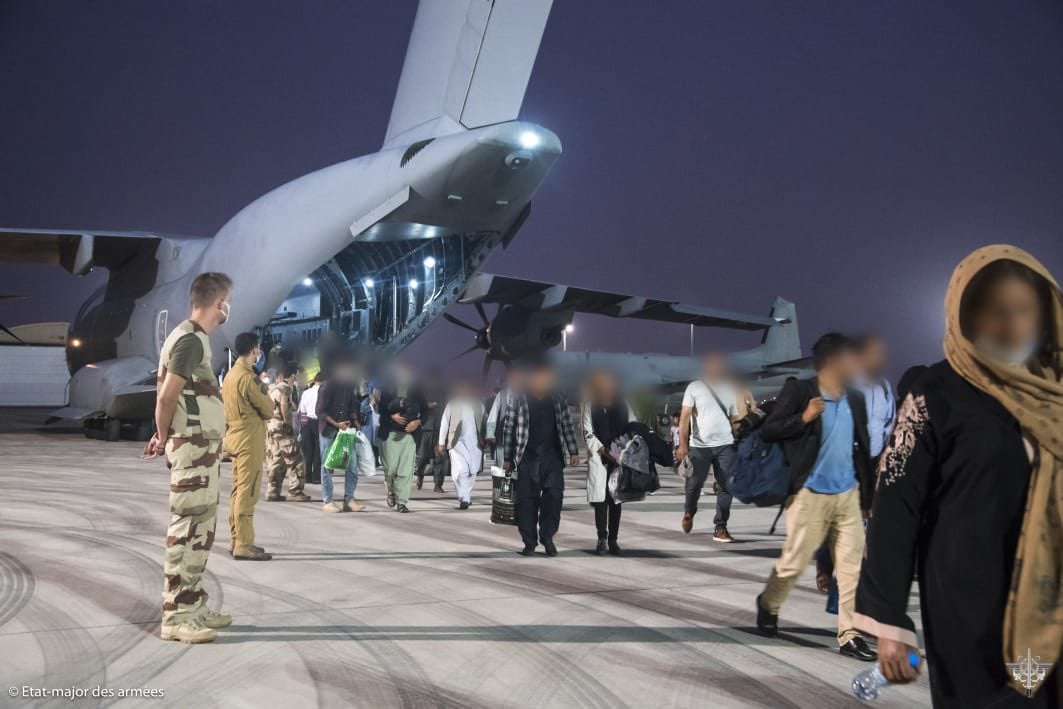 Armee_de_lair's tweet photo. 🎬 « 13 jours et 13 nuits », un film de Martin Bourboulon. Kaboul, août 2021. #APAGAN, la plus grande exfiltration 🇫🇷 de ces 30 dernières années dans laquelle avions de transport &amp; forces spéciales air ont joué un rôle décisif. Une opération hors norme au cinéma dès aujourd’hui. https://t.co/KvIRS6UfOP