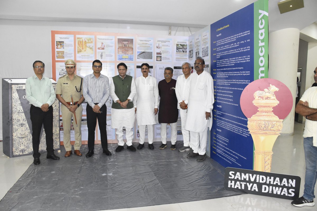 CollectorBK's tweet photo. પાલનપુર ખાતે માન. પ્રભારી મંત્રીશ્રી @Balwantsinh99 ના અધ્યક્ષસ્થાને “સંવિધાન હત્યા દિવસ-૨૦૨૫”ની ઉજવણી ક��વામાં આવી. તેમણે ૧૯૭૫ની કટોકટીને લોકશાહીનો કાળો અધ્યાય ગણાવતો ઉલ્લેખ કરી સંવાદ અને સહમતિથી લોકશાહી મૂલ્યોને વધુ મજબૂત બનાવવા આહ્વાન કર્યું. @CMOGuj https://t.co/fU5cMCp3nj