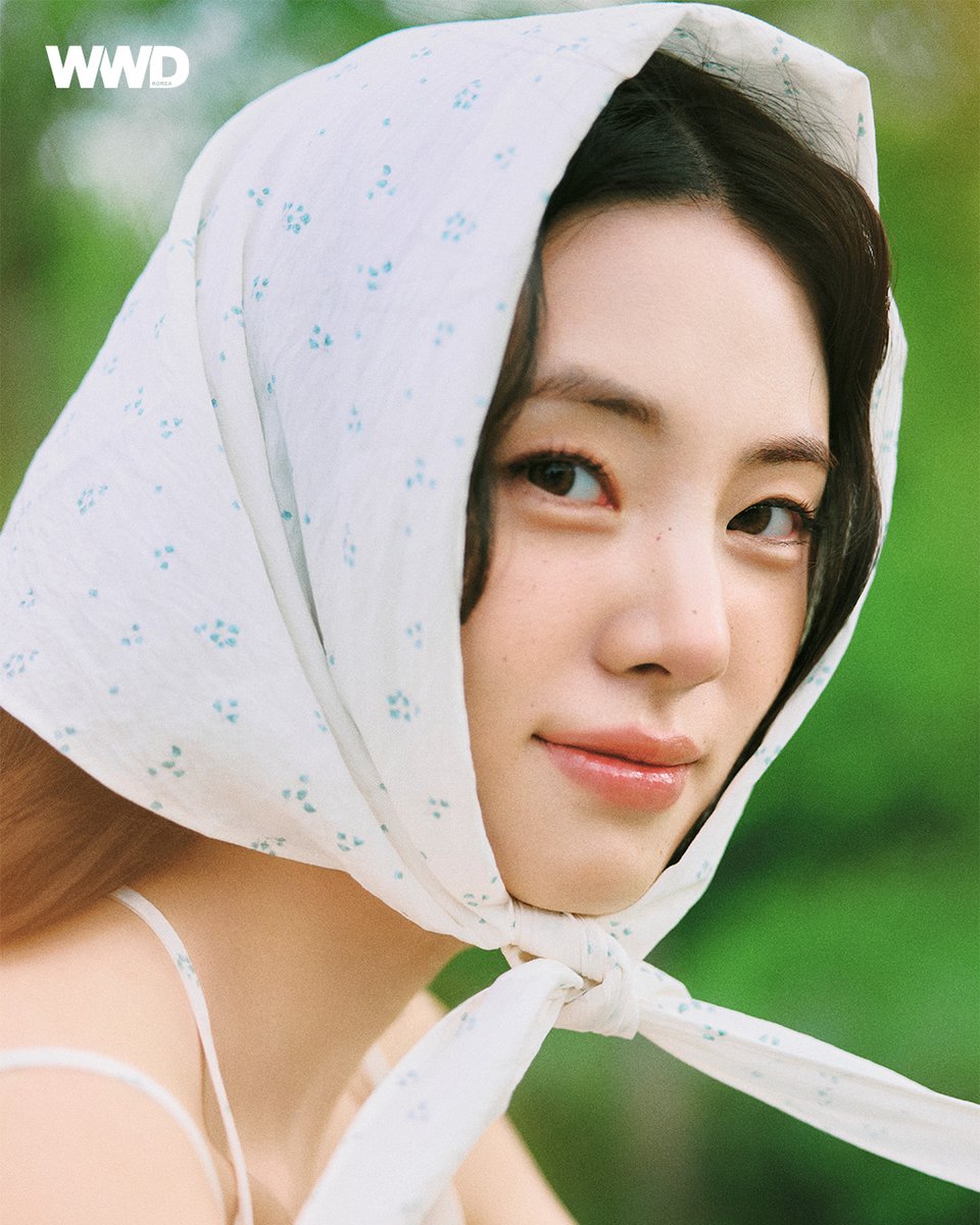 wwdkorea's tweet image. #WWDSTAR #SIASHIN #신시아 #제작지원
잔잔한 바람과 투명한 햇살, 푸르른 여름의 결을 따라 배우 신시아를 만났습니다. 고요하면서도 깊은 여운을 남기는 어느 여름날을 WWD 7월호에서 만나보세요!