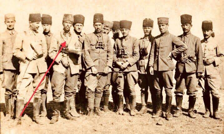 25 Haziran 2025.
106 sene önce bugün bir kahraman, Bergama'yı işgal eden Yunanlara alayıyla taarruz etmiş ve onları püskürtmeyi başarmıştı.
Tarihe dikkat ediniz: Amasya Genelgesi'nden 2 gün sonra.
Yani daha Milli Mücadele'nin silahlı stratejisi oluşturulmadan, Mustafa Kemâl