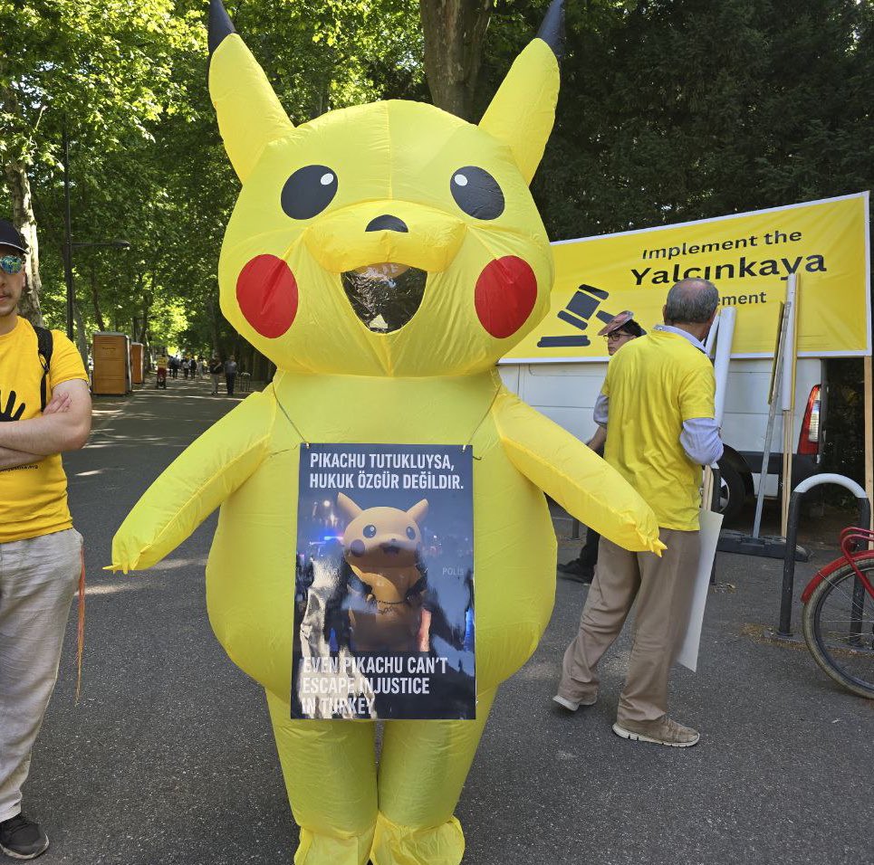 Antalya’da polisin biber gazı ve jobla kovaladığı Pikachu Strasbourg’a gelmiş ama bu sefer polisten kaçmadı. Hatıra fotoğrafı çektirdi. 🙂

StrasbourgMeetingForJustice
#StrazburgAdaletBuluşması