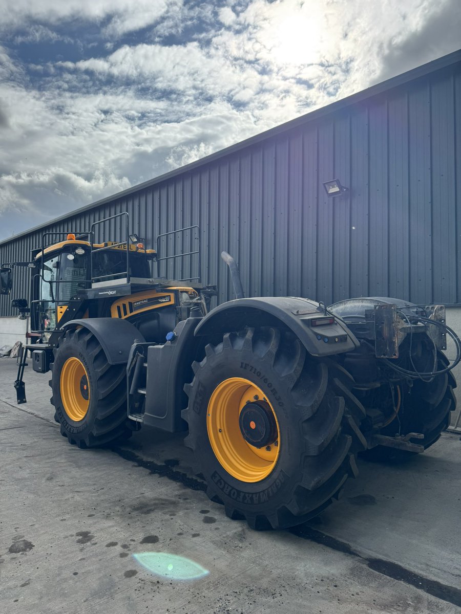 C_A_Lime_Ltd's tweet image. Harvest prep is on!     Lifting the hoppers off the forward controls to wash down and apply wax oil. One of the trailed spreaders is in for a gearbox overhaul and freshen up. 

#maintenance #harvest #jcb #bredal #krm #bearings #harvest2025 #preperation #staff #workshop #gearbox