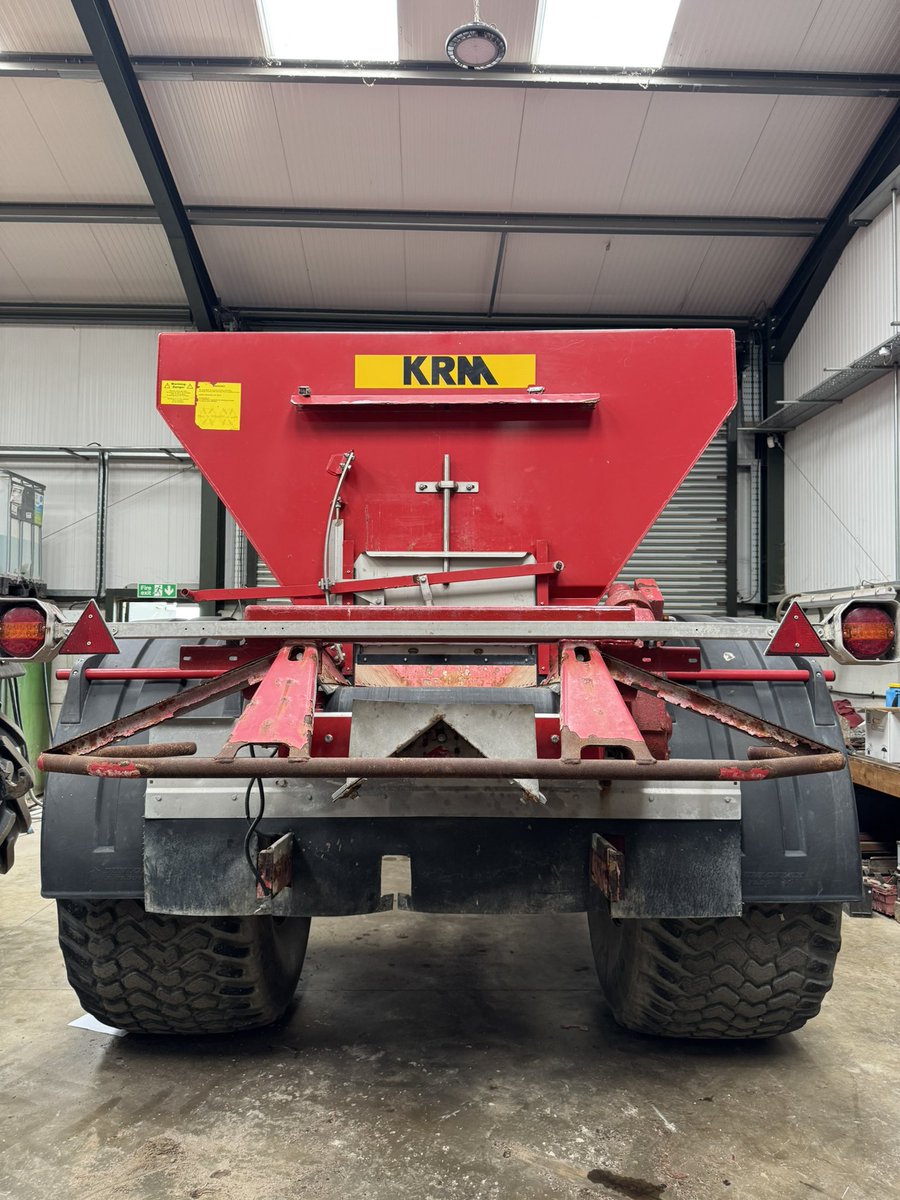 Harvest prep is on!     Lifting the hoppers off the forward controls to wash down and apply wax oil. One of the trailed spreaders is in for a gearbox overhaul and freshen up. 

#maintenance #harvest #jcb #bredal #krm #bearings #harvest2025 #preperation #staff #workshop #gearbox