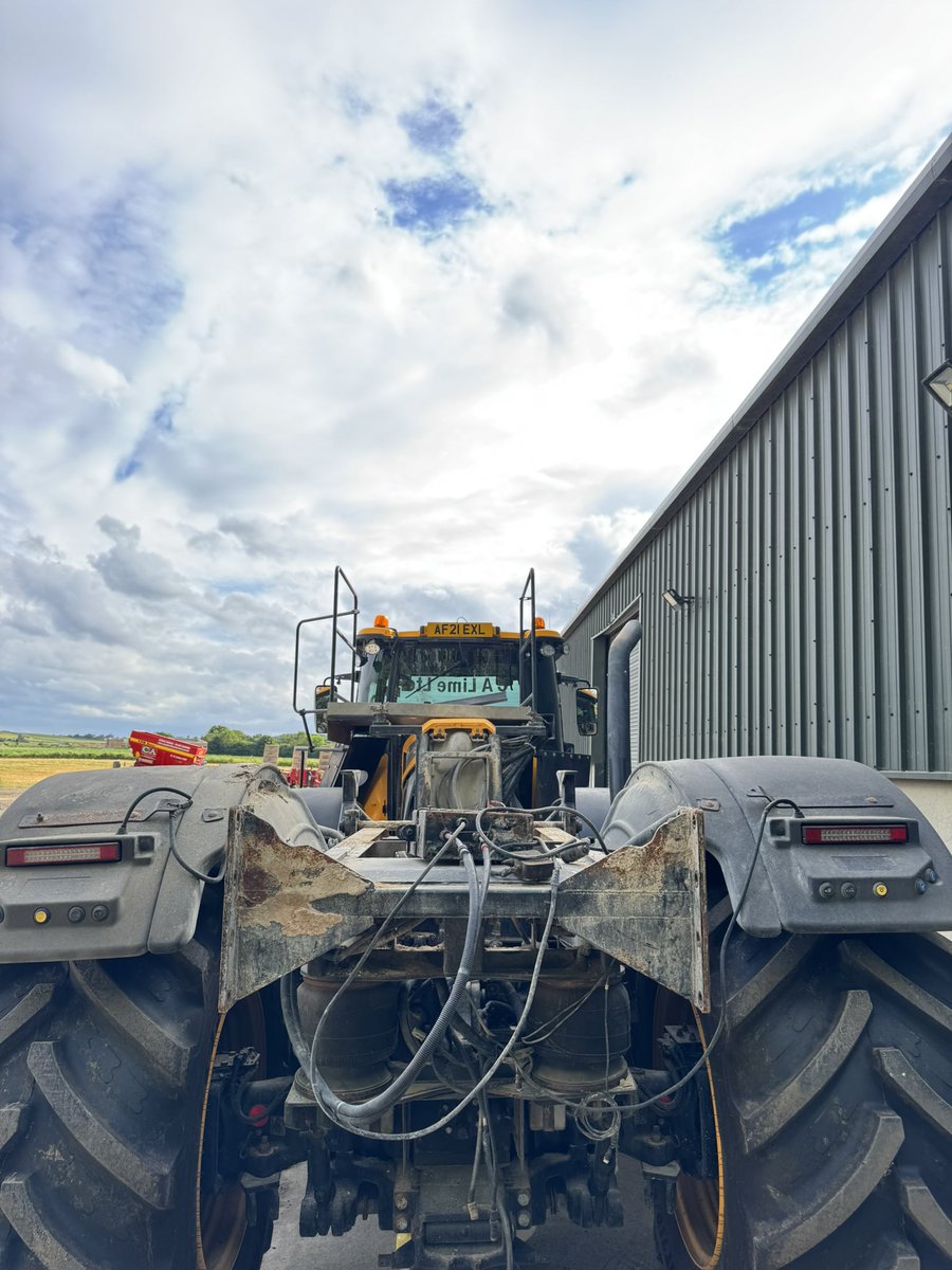 C_A_Lime_Ltd's tweet image. Harvest prep is on!     Lifting the hoppers off the forward controls to wash down and apply wax oil. One of the trailed spreaders is in for a gearbox overhaul and freshen up. 

#maintenance #harvest #jcb #bredal #krm #bearings #harvest2025 #preperation #staff #workshop #gearbox
