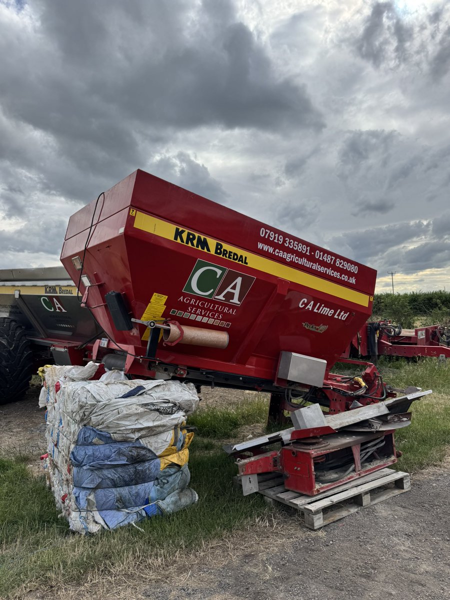 C_A_Lime_Ltd's tweet image. Harvest prep is on!     Lifting the hoppers off the forward controls to wash down and apply wax oil. One of the trailed spreaders is in for a gearbox overhaul and freshen up. 

#maintenance #harvest #jcb #bredal #krm #bearings #harvest2025 #preperation #staff #workshop #gearbox