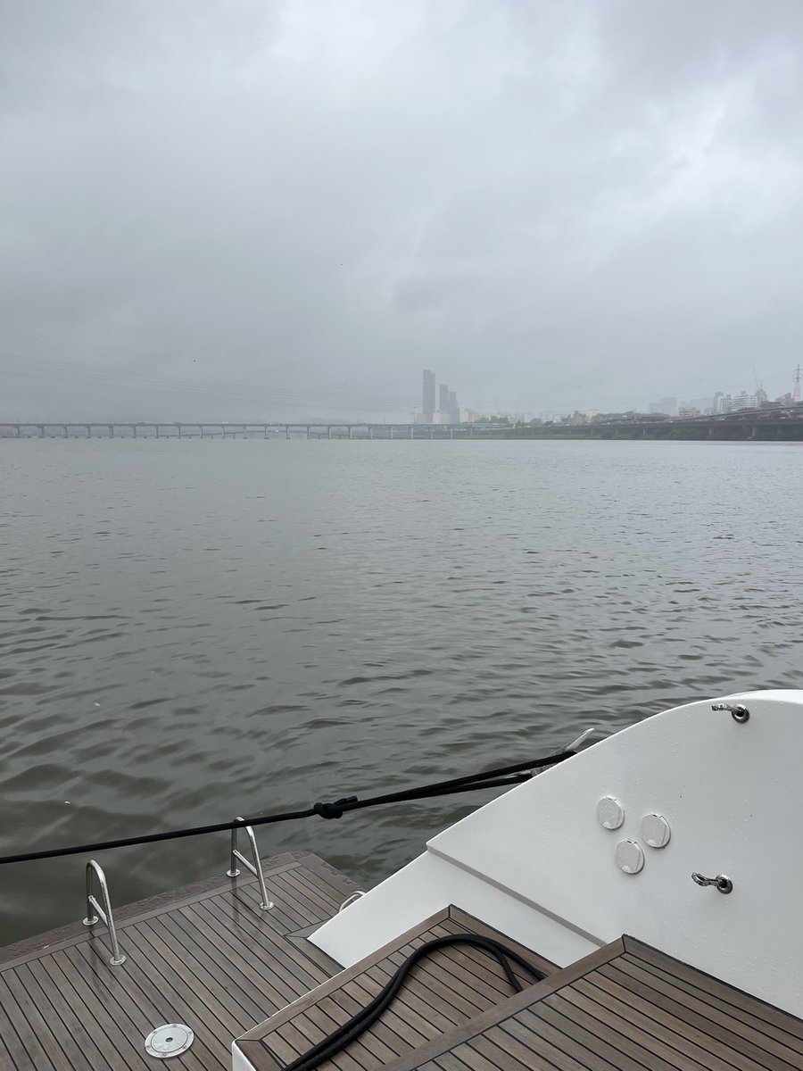 yat_club's tweet photo. A little rain can’t dampen the vibes - Club Day Seoul is still on fire! 🌧🔥

Waiting to welcome our members aboard soon. ⚓

#YAT #YatClub #ClubDay #Seoul #Luxury #Lifestyle #HanRiver https://t.co/7TGVuNkqnV