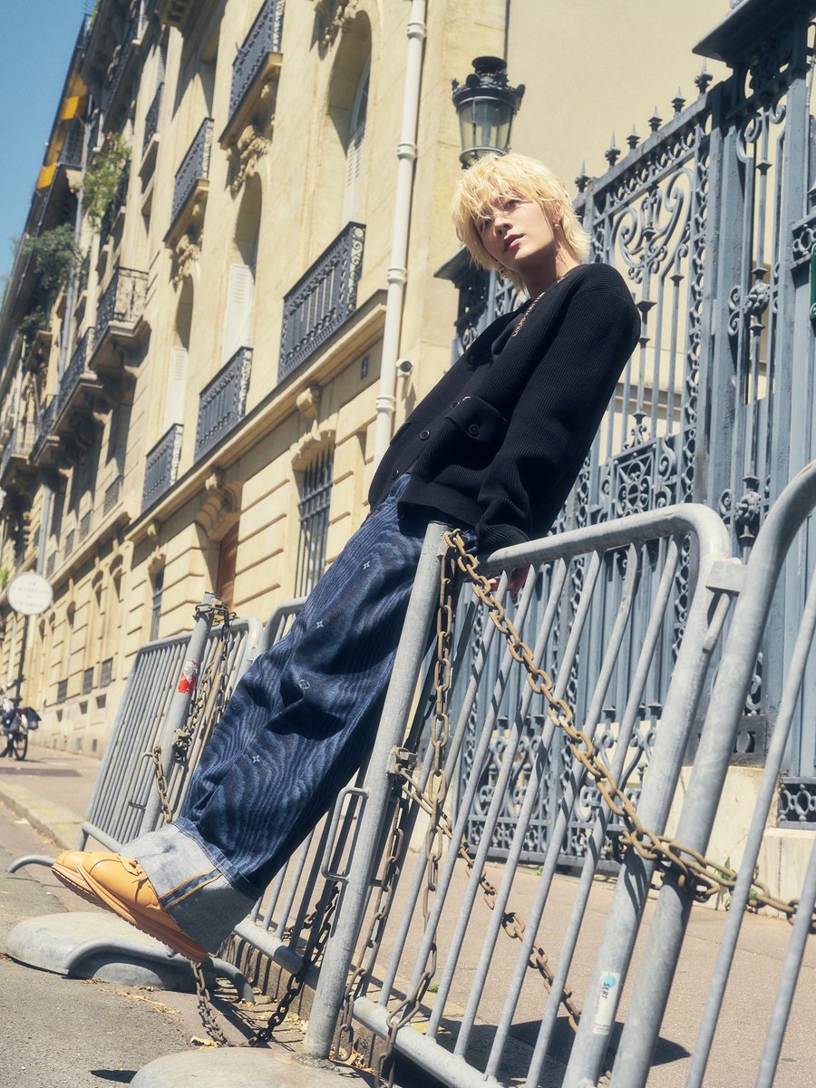 NCT 127のYUTAが、ルイ・ヴィトンを纏いパリの街を楽しむ姿が到着🤍

パリで開催されたルイ・ヴィトン