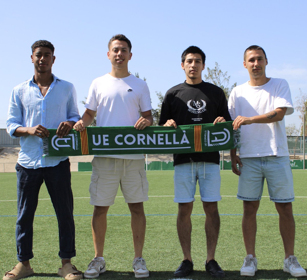 👋🏻 Benvinguts a Cornellà! 

✅ Santi Guzmán 
✅ Manel Lozano  
✅ Jorge Carreón 
✅ Víctor Aliaga

📸 Presentats els primers 4️⃣ fitxatges 2025/2026 sobre la gespa del Nou Municipal!

#UECornellà #Ambelverdalcor 💚