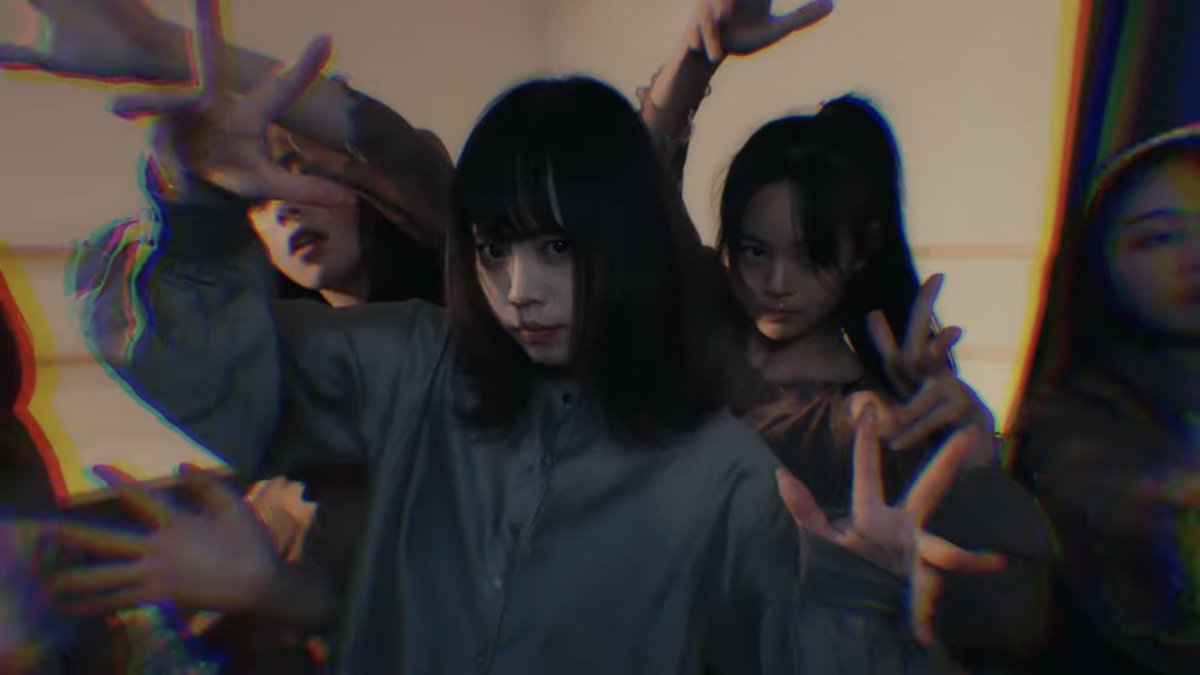 TakedaNSE's tweet photo. 3000視聴達成記念に
関係者にもまだ明かしていない裏話を

写真1,2枚目、2番Bメロ「♪散ればまた次の実」は、ただズームしているわけではなく別テイクに切り替えてます

写真3,4枚目の落ちサビも同じく、まりえさんがカメラ前を横切る瞬間に別テイクにかわってる

ワンカットじゃないんですよ実は... https://t.co/cfeXPtnNBY