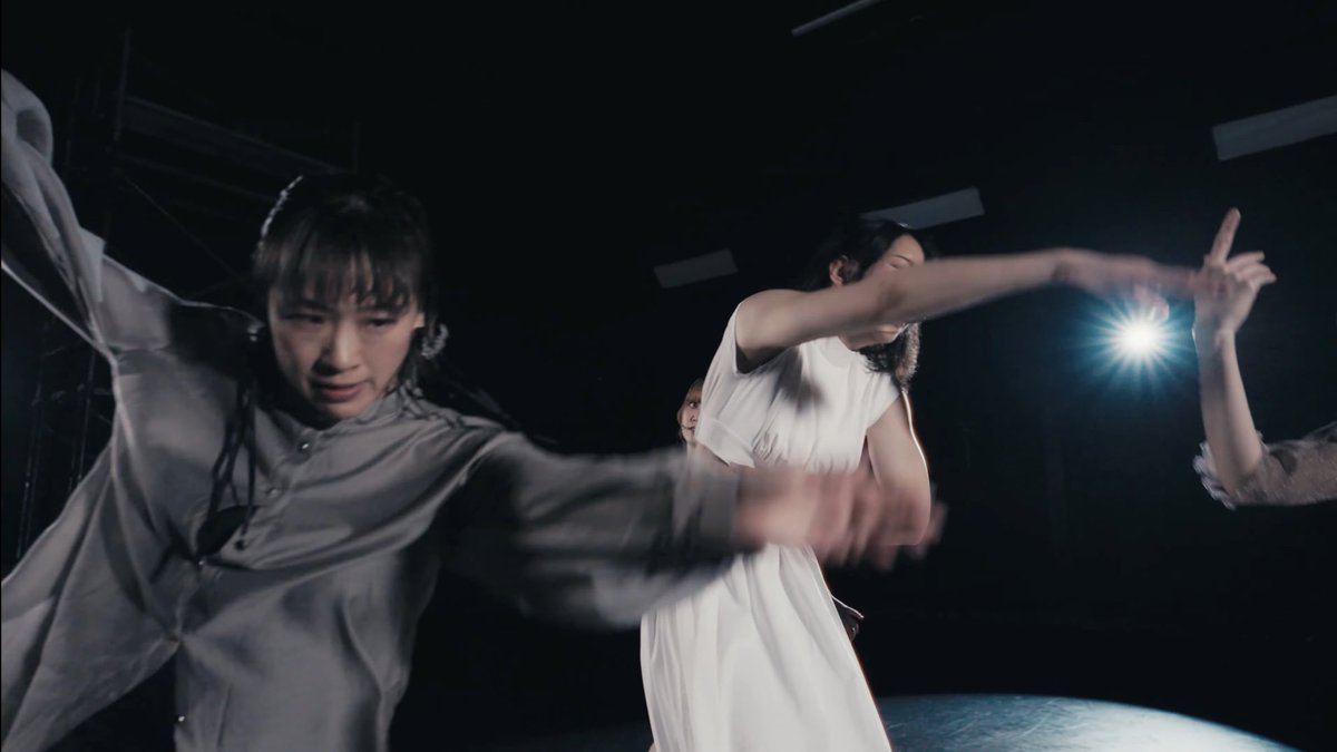 TakedaNSE's tweet photo. 3000視聴達成記念に
関係者にもまだ明かしていない裏話を

写真1,2枚目、2番Bメロ「♪散ればまた次の実」は、ただズームしているわけではなく別テイクに切り替えてます

写真3,4枚目の落ちサビも同じく、まりえさんがカメラ前を横切る瞬間に別テイクにかわってる

ワンカットじゃないんですよ実は... https://t.co/cfeXPtnNBY