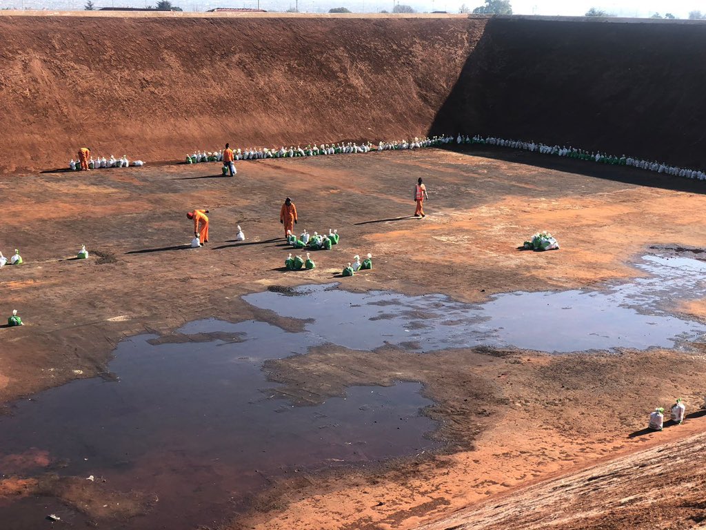MMCFor_WS's tweet image. 馃敽In Pictures馃敽
MMC for Water and Sanitation, Cllr @MsaneThembi visited the Vosloorus reservoir to ensure the project is completed on schedule.
-In accordance with the @City_Ekurhuleni water conservation initiative, the Water & Sanitation Department is renovating the reservoir