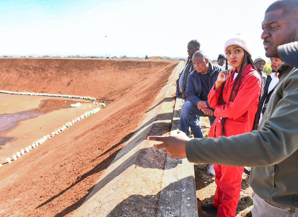 MMCFor_WS's tweet image. 馃敽In Pictures馃敽
MMC for Water and Sanitation, Cllr @MsaneThembi visited the Vosloorus reservoir to ensure the project is completed on schedule.
-In accordance with the @City_Ekurhuleni water conservation initiative, the Water & Sanitation Department is renovating the reservoir
