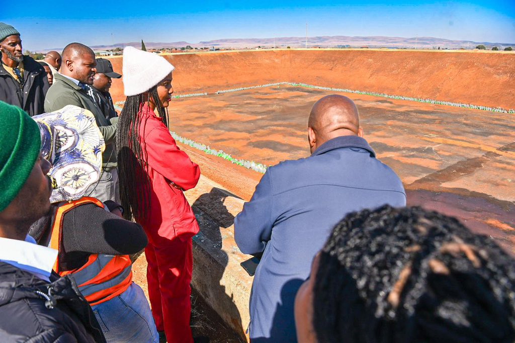 MMCFor_WS's tweet image. 馃敽In Pictures馃敽
MMC for Water and Sanitation, Cllr @MsaneThembi visited the Vosloorus reservoir to ensure the project is completed on schedule.
-In accordance with the @City_Ekurhuleni water conservation initiative, the Water & Sanitation Department is renovating the reservoir