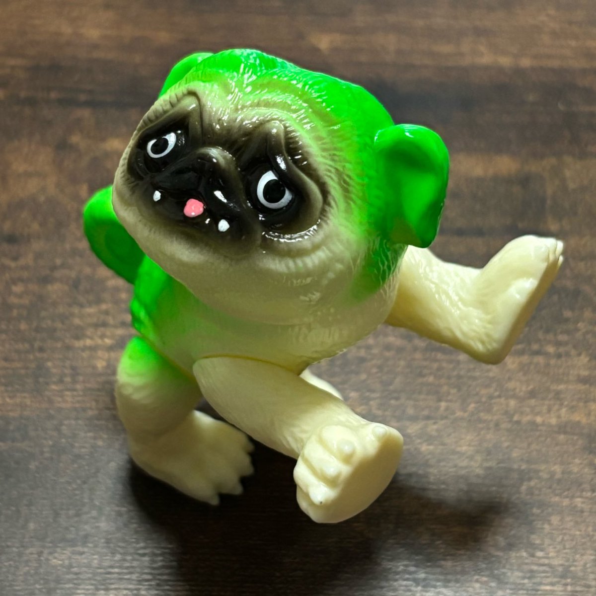 8GAUGE1's tweet photo. 仕事から帰ってきたらパグ獣届いてたー‼️
緑のカラーがめちゃ綺麗🤩そして可愛すぎ！
いろんなポーズで撮影してみました📷
@pugchaa https://t.co/O3rduHTTHo