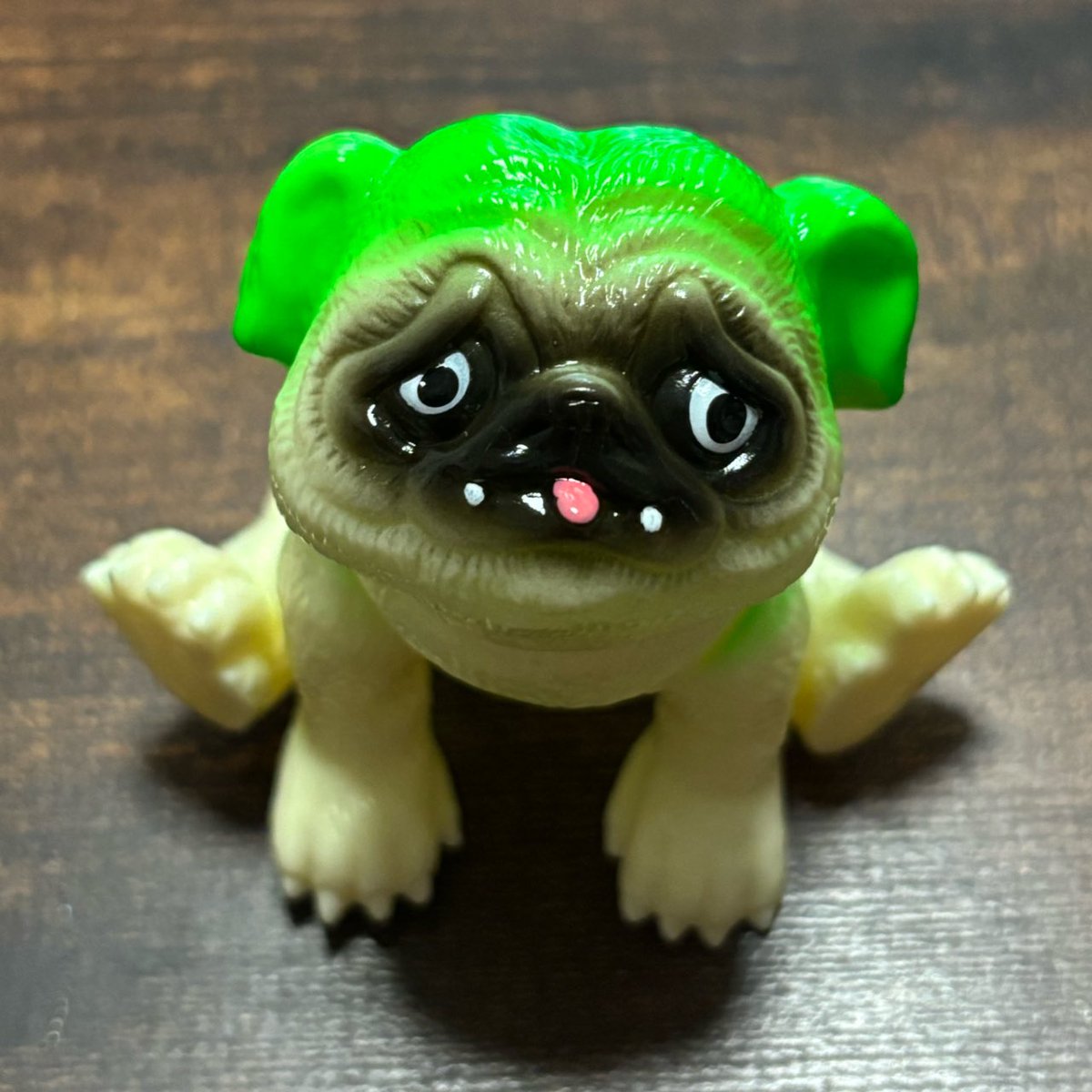 8GAUGE1's tweet photo. 仕事から帰ってきたらパグ獣届いてたー‼️
緑のカラーがめちゃ綺麗🤩そして可愛すぎ！
いろんなポーズで撮影してみました📷
@pugchaa https://t.co/O3rduHTTHo