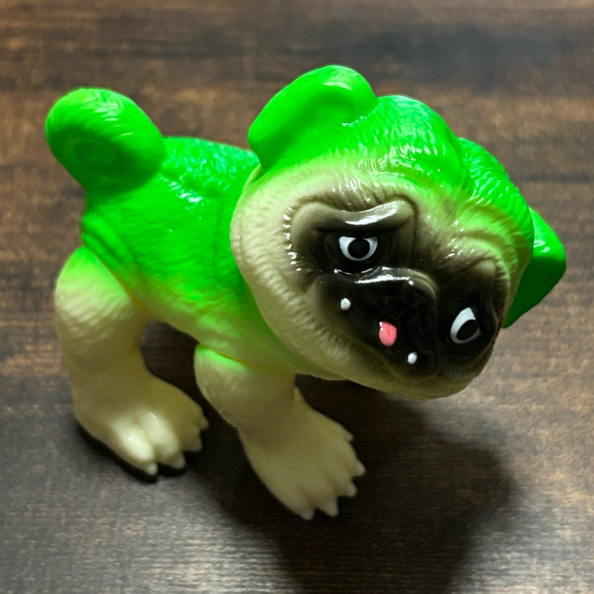 8GAUGE1's tweet photo. 仕事から帰ってきたらパグ獣届いてたー‼️
緑のカラーがめちゃ綺麗🤩そして可愛すぎ！
いろんなポーズで撮影してみました📷
@pugchaa https://t.co/O3rduHTTHo