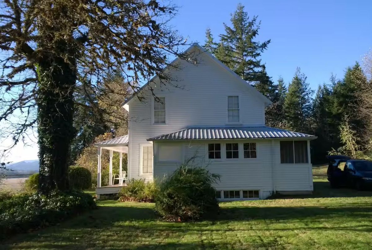 My husband and I have an Airbnb, The Horsfall House, near the Gifford Pinchot Forest in Washington State. Scanning this article, I agree with some of it, but there are many unique features of our Airbnb, including the Milky way in the night sky above.. Photo: The Horsfall House