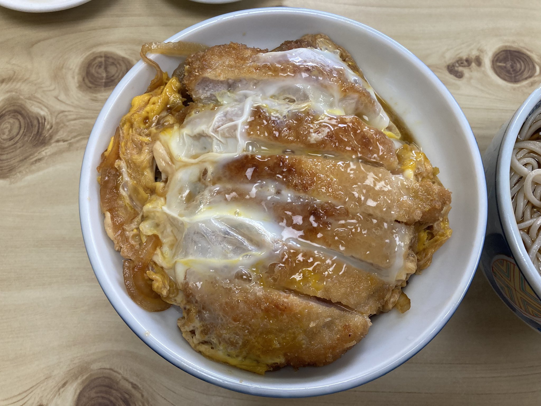 卵とじの上にさらに黄身がのった卵たっぷりのカツ丼／更科 中島