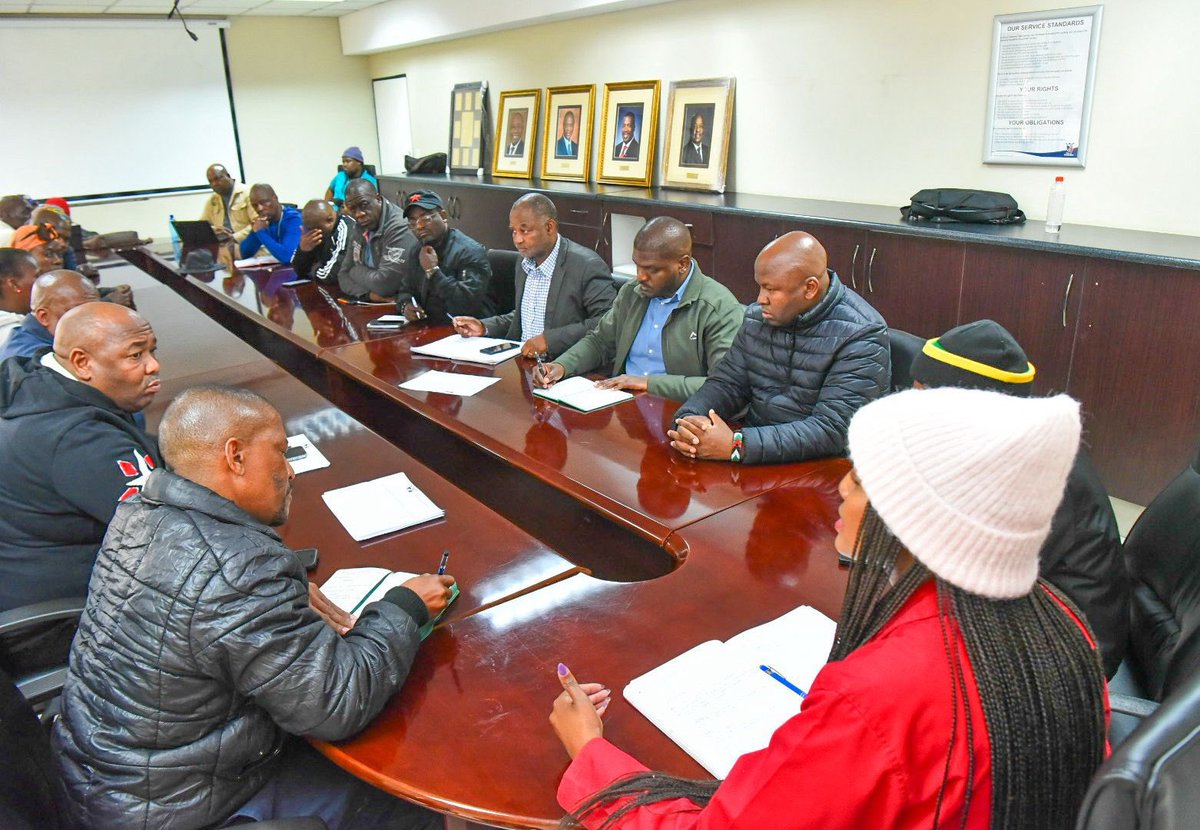 MMCFor_WS's tweet image. 馃敽In Pictures馃敽
@City_Ekurhuleni MMC for Water & Sanitation, Councillor @MsaneThembi convened with pertinent stakeholders, including the councilor, CRM, and community leaders from Palm Ridge.
- The MMC further committed to addressing water related issues within the week