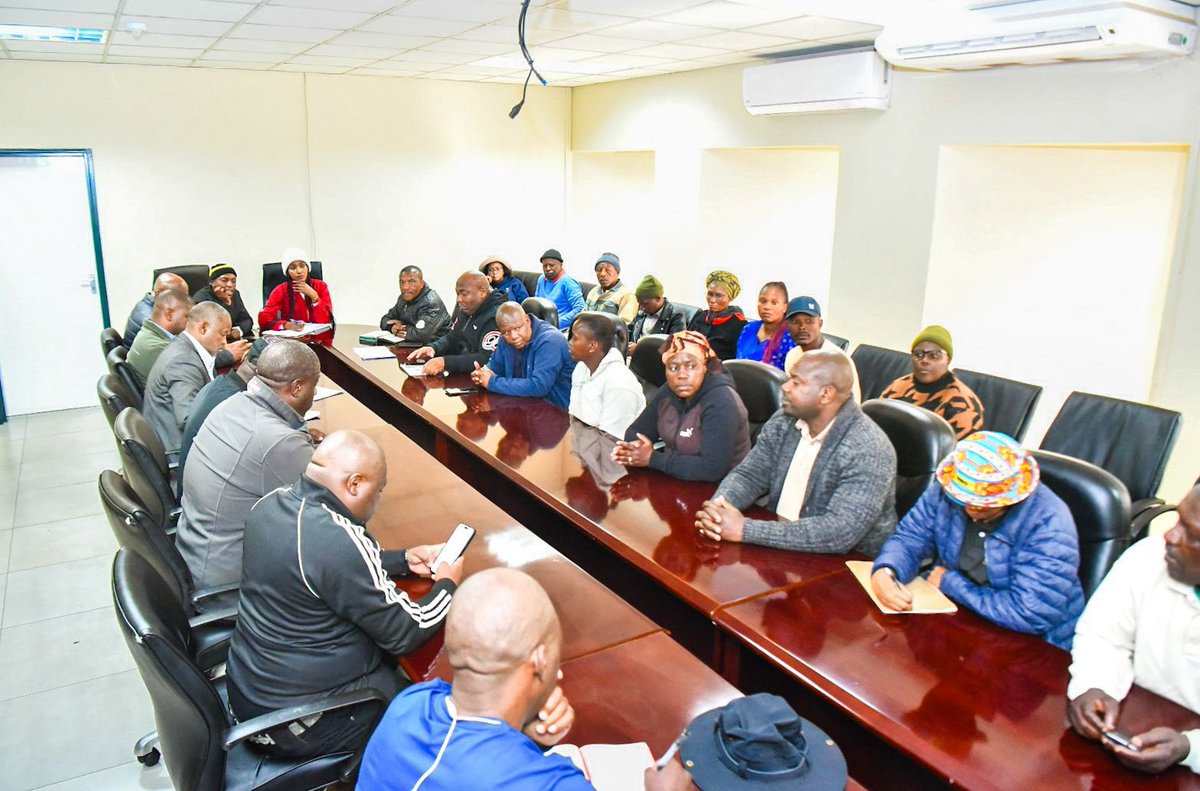 MMCFor_WS's tweet image. 馃敽In Pictures馃敽
@City_Ekurhuleni MMC for Water & Sanitation, Councillor @MsaneThembi convened with pertinent stakeholders, including the councilor, CRM, and community leaders from Palm Ridge.
- The MMC further committed to addressing water related issues within the week