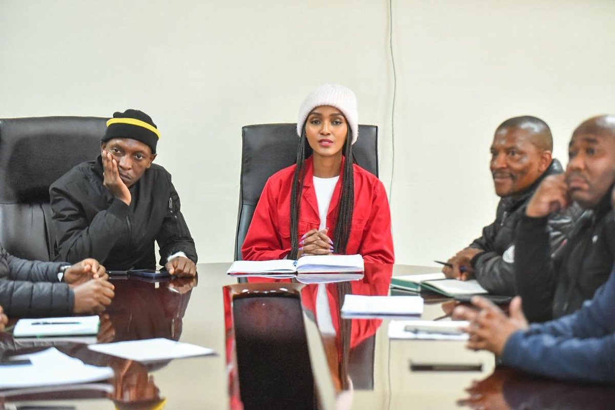 MMCFor_WS's tweet image. 馃敽In Pictures馃敽
@City_Ekurhuleni MMC for Water & Sanitation, Councillor @MsaneThembi convened with pertinent stakeholders, including the councilor, CRM, and community leaders from Palm Ridge.
- The MMC further committed to addressing water related issues within the week