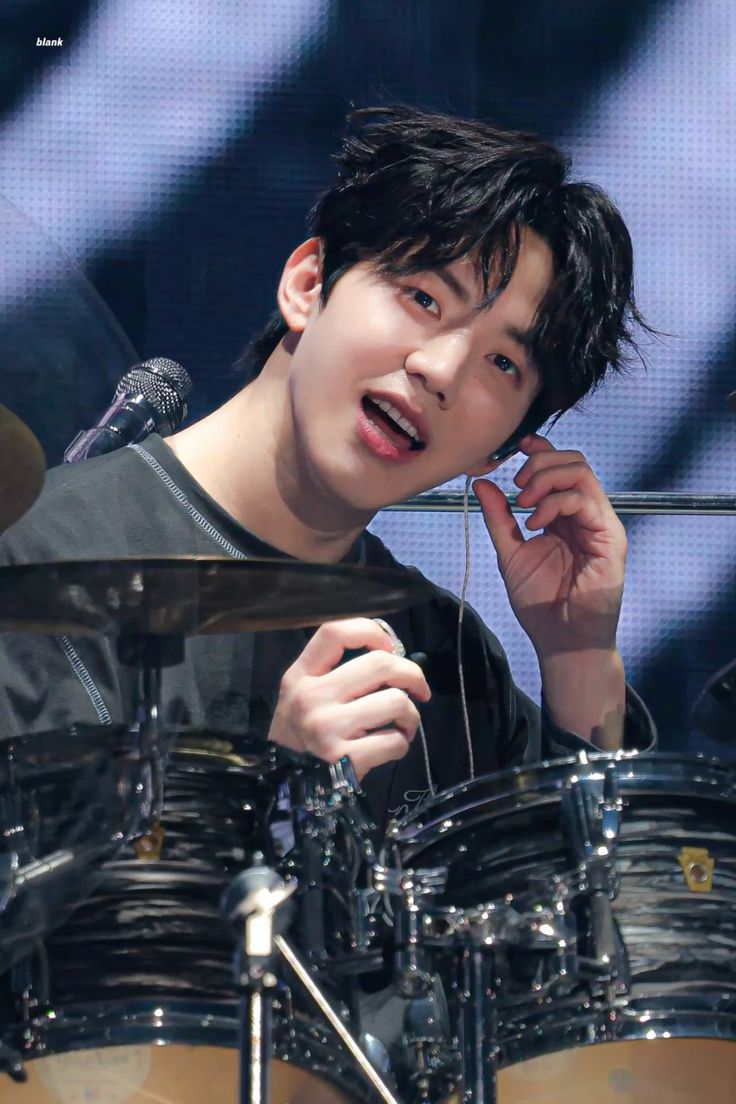 상도덕 안 지키는 업자를 딱히 여길 치가 있을 리 없었다.

'다음 시간에 새로운 슬라임 리뷰로 만나요~ 안녕!'

영상이 끝날 때까지도 머리 기울여 핸드폰을 귀에 대고 있던 도욵이 따라 중얼거렸다. 다음에... 만나요. 안녀엉.