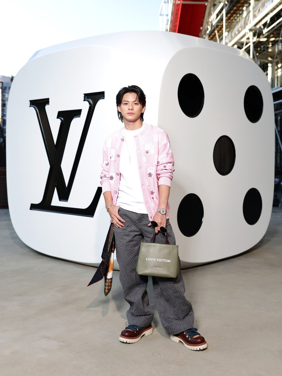 PRTIMES_FASHION's tweet photo. 【ルイ·ヴィトン】豪華ゲストが2026春夏メンズ·コレクション ショーに来場 https://t.co/0Emx2hG814 https://t.co/RV8vX3ixiv