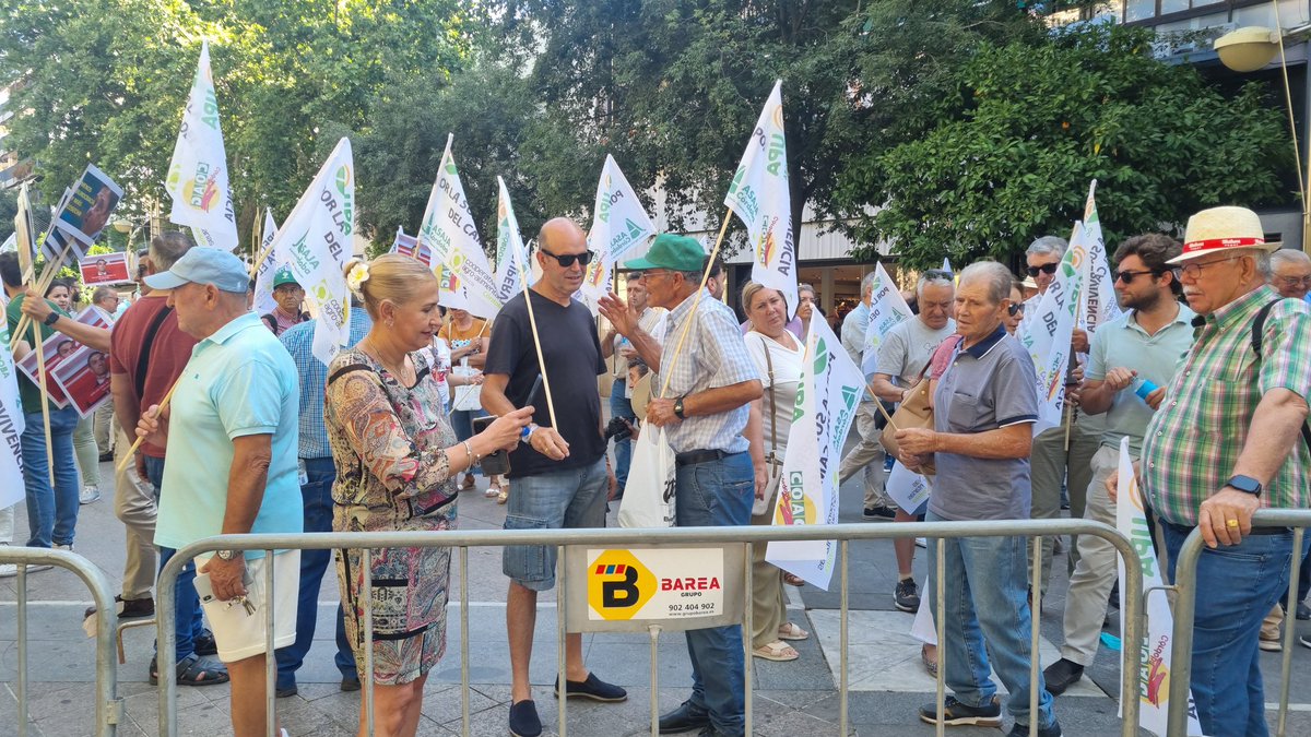 Comenzamos la concentración convocada en unidad de acción por COAG, Asaja, UPA y Cooperativas Agroalimentarias.
#COAGANDALUCIA #coagcórdoba #concentraciónporlasupervivenciadelcampo #COAG