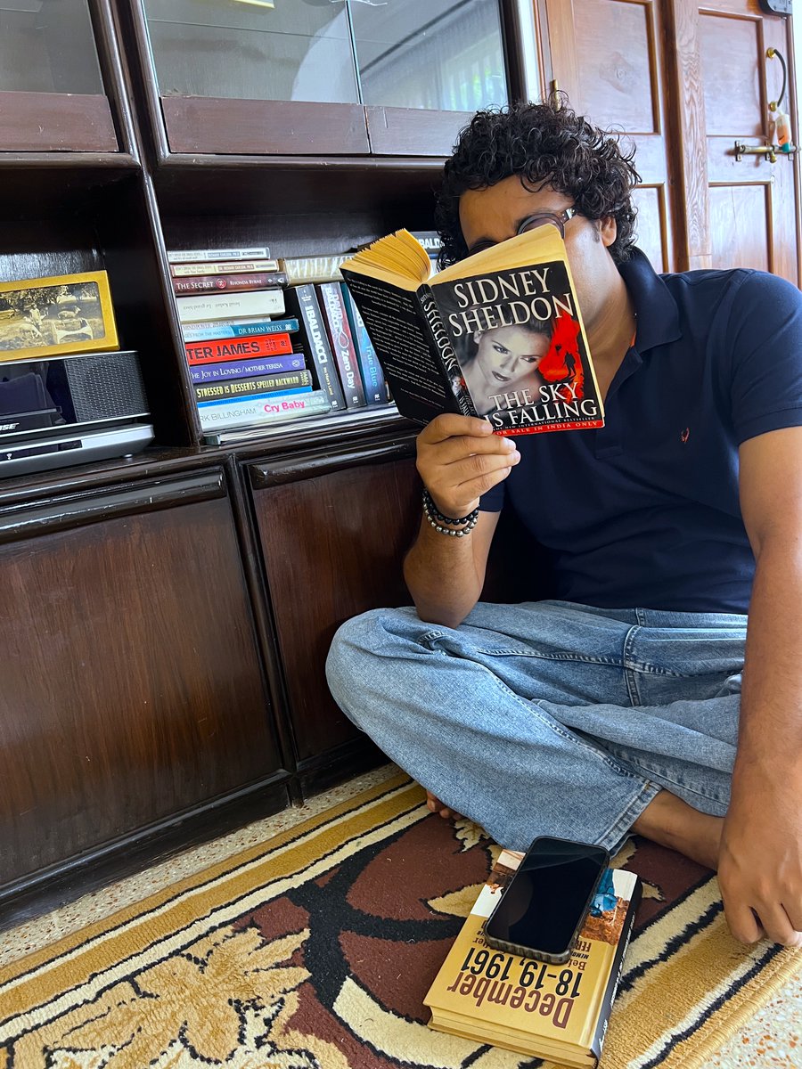 RajnishBaBaMeht's tweet image. कागज पर कैरेक्टर को परत दर परत पढ़ने के बाद बारी है कैमरे पर गढ़ने की। 

-#rajnishbabamehta
#scripted
