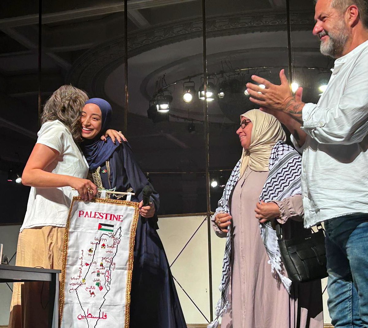 🇵🇸 Emocionante acto de denuncia sobre la complicidad internacional en el genocidio palestino.
Gracias a la RESCOP, al Círculo de Bellas Artes, y a todas las personas que lo han hecho posible.

🙏 Gracias especialmente a Francesca Albanese, relatora de la #ONU, a Munir Nuseibah,