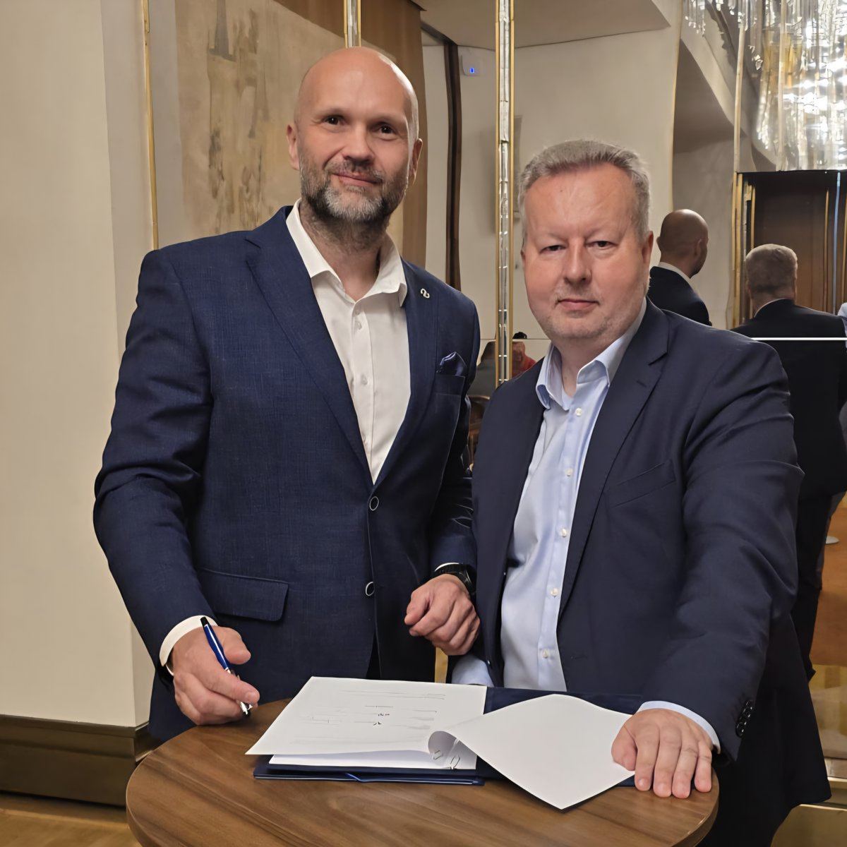 Moravskoslezský kraj (@krajmsk) on Twitter photo ✍️ Hejtman Moravskoslezského kraje podepsal výzvu na pokračování Fondu spravedlivé transformace po roce 2027.
<a href="/JosefBelica/">Josef Bělica</a> podepsal společný dopis českých uhelných regionů. Spolu s Ústeckým a Karlovarským krajem jsme se dohodli na společném dopise adresovanému Evropské komisi a ✍️ Hejtman Moravskoslezského kraje podepsal výzvu na pokračování Fondu spravedlivé transformace po roce 2027.
<a href="/JosefBelica/">Josef Bělica</a> podepsal společný dopis českých uhelných regionů. Spolu s Ústeckým a Karlovarským krajem jsme se dohodli na společném dopise adresovanému Evropské komisi a