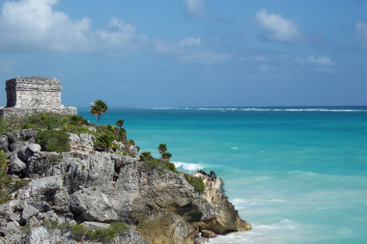 #RecomendaciónViajera "Zona Arqueológica de Tulúm, Riviera Maya, México". ¡Cómo sabian los mayas dónde ubicar una ciudad! Más detalles en <a href="/MOCHILEANDOLO/">MOCHILEANDOxELMUNDO</a> f.mtr.cool/rkalkevynw