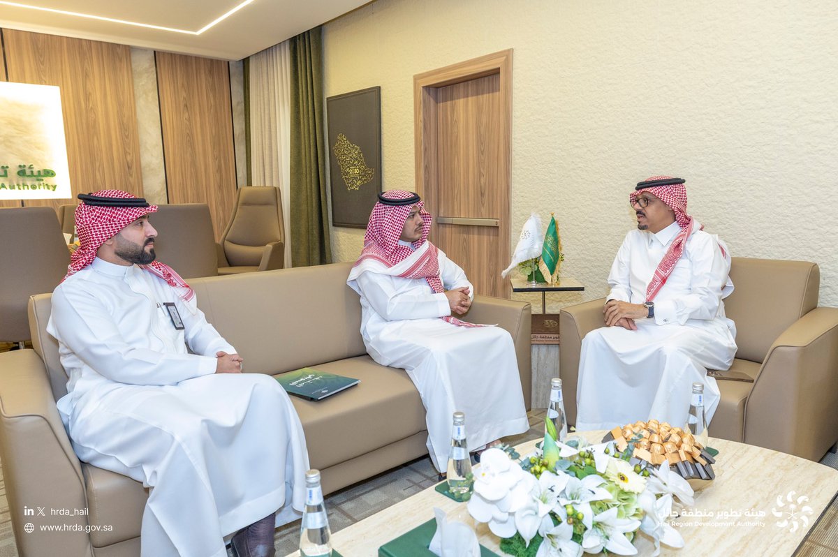 الرئيس التنفيذي لـ #هيئة_تطوير_حائل
أ.عمر بن عبدالله آل عبدالجبار،يستقبل مدير عام فرع وزارة البيئة والمياه والزراعة بـ #منطقة_حائل د.فهد بن معيض الحسني وجرى خلال اللقاء بحث أوجه التعاون المشترك بين الجهتين بما يخدم تنمية المنطقة.