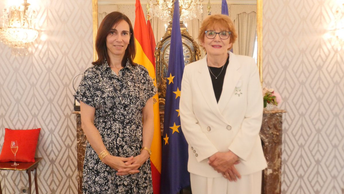 «Esta🎖️simboliza un vínculo entre todas las víctimas del terrorismo».

La cónsul general de 🇫🇷en Madrid, Nathalie Berthy, entregó la Medalla Nacional de Reconocimiento a las Víctimas del Terrorismo a J. Voyer, que sufrió los atentados del 11 de marzo de 2004 en Atocha.