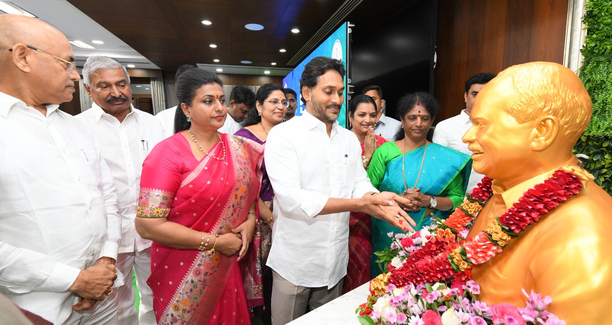 hvrysrcp's tweet photo. వైఎస్సార్సీపీ కేంద్ర కార్యాలయంలో వైయస్సార్సీపీ అధ్యక్షుడు, మాజీ ముఖ్యమంత్రి  శ్రీ వైయస్ జగన్ గారి అధ్యక్షతన పార్టీ విస్తృతస్ధాయి సమావేశం..!

@ysjagan @YSRCParty

#SaveAPFromKutami #AndhraPradesh  #APisNotinSafeHands #YSJagan https://t.co/O2OgRwTPZc